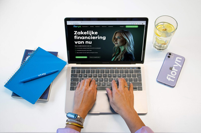 keyboard-with-hands-floryn-financiering-zakelijke-lening-zonder-jaarcijfers-of-bkr